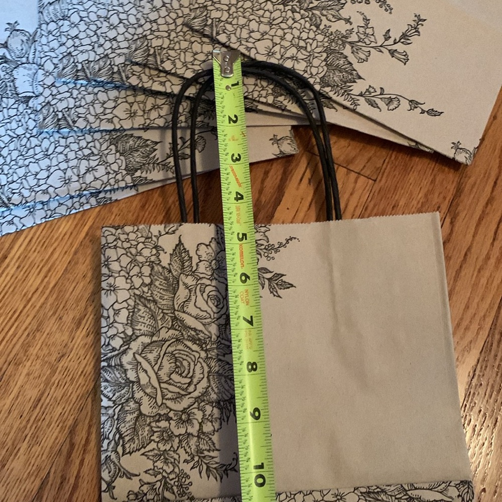 NWOT Bags & Bows Set of 8 neutral 8” by 10” gift bags w hydrangea, rose pattern - Picture 5 of 7